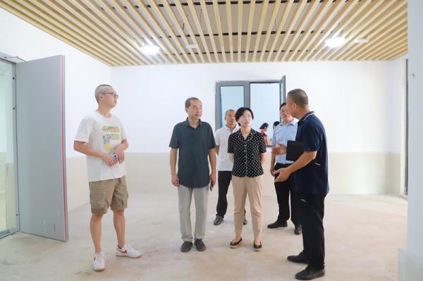 深入寝室传关怀，情系学生听“新”声 学校领导走访慰问新生宿舍