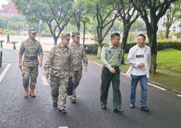 合川区人武部周毅莅临学校军训工作现场进行调研